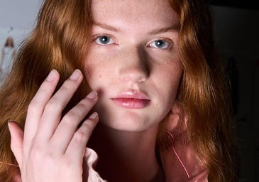 El nude es el color de uñas perfecto para lograr una manicura limpia que estilice tus manos.